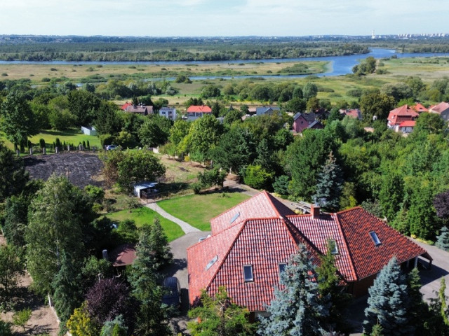 Duży dom na wzgórzu w otoczeniu zieleni