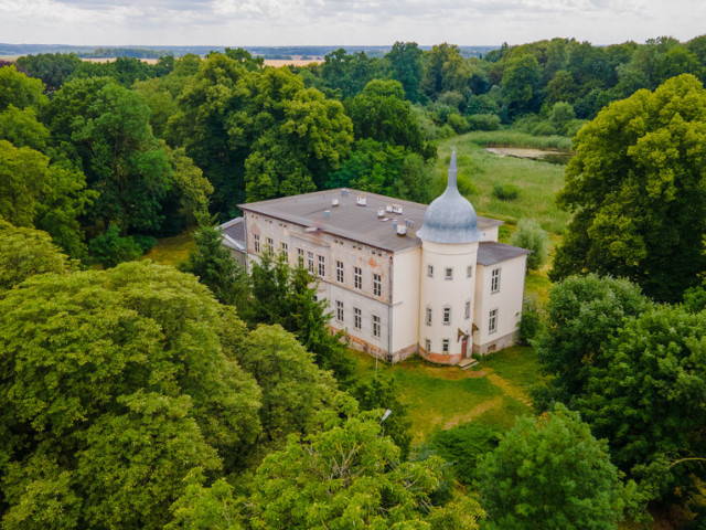 Zabytkowy pałac tuż przy jeziorze i lesie!